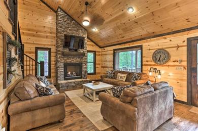 Holiday home Luxurious Family Ties Home with Hot Tub, Fireplace