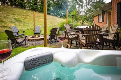 New River Gorge Oasis-Hot Tub, Fire pit andGood Vibes