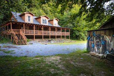 Holiday home Wooded cabin on 47ac. Pvt trails. 17 mins to GSMNP