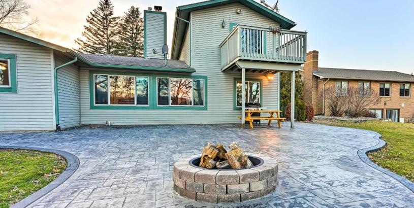 Holiday home Lakefront Hartland Cottage with Patio and Fire Pits!