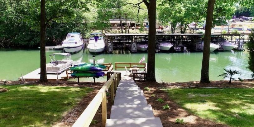 Villa Affordable Lake Norman 4BR Home with Dock, Fire Pit & Kayaks