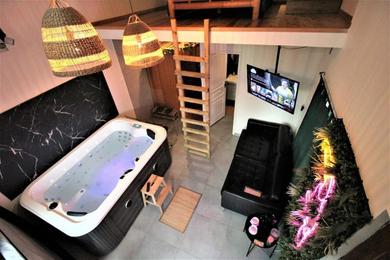 Отель The Jungle Spa : Tiny House & Spa (Jacuzzi/Sauna)