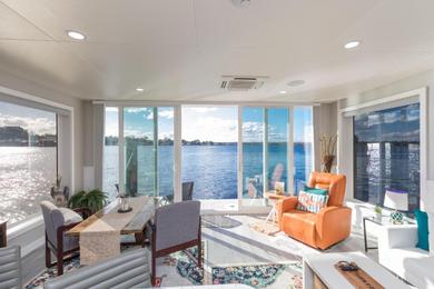 Hotel New Floating Luxury: Unique Houseboat Retreat