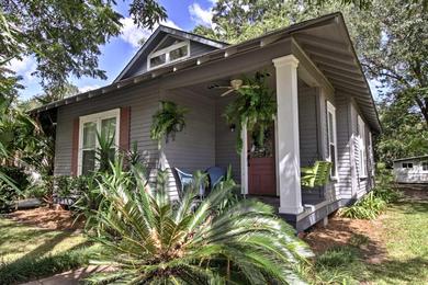 Holiday home Historic Moss Point House with Loft - 6 Mi to Beach!