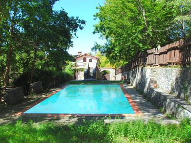 Дом отдыха Old estate with all adorable holiday houses in the wooded hills with shared pool