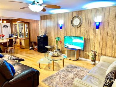 Holiday home 3 BR duplex plus Parking and private backyard 3min LGA airport 9min subway!