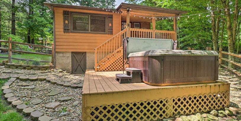Holiday home Vintage Creekside Cottage with Hot Tub and Grill!