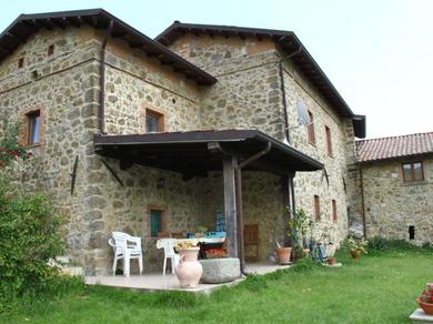Holiday home Alluring Holiday Home in Canossa with Pool Garden Barbecue