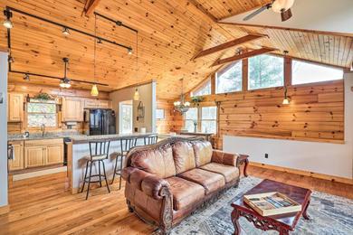 Holiday home Rustic Cabin with Mountain Views and Private Deck!