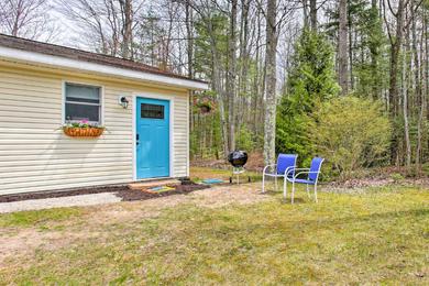 Cozy Suttons Bay Studio with Fire Pit-Walk to Beach!