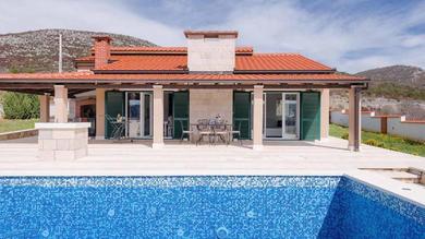 Charming poolside villa in the countryside near Split