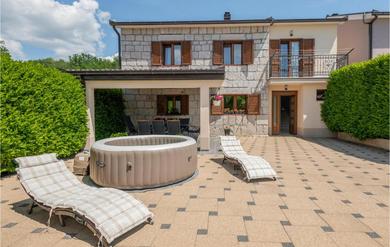 Holiday home Amazing home in Vinjani donji with Jacuzzi, WiFi and 4 Bedrooms