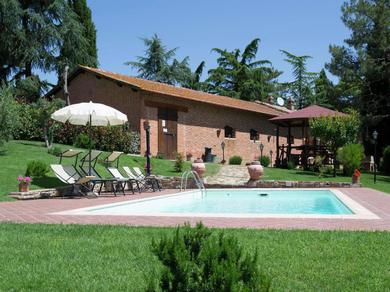 Holiday home Villa with private pool near Cortona in the calm countryside and hilly landscape