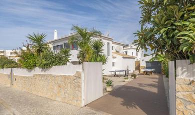 Gale Villa Sleeps 8 with Pool and Air Con