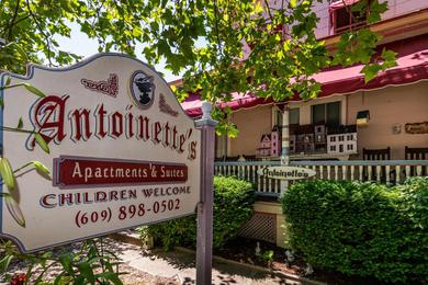 Гостевой дом Antoinette's Apartments & Suites