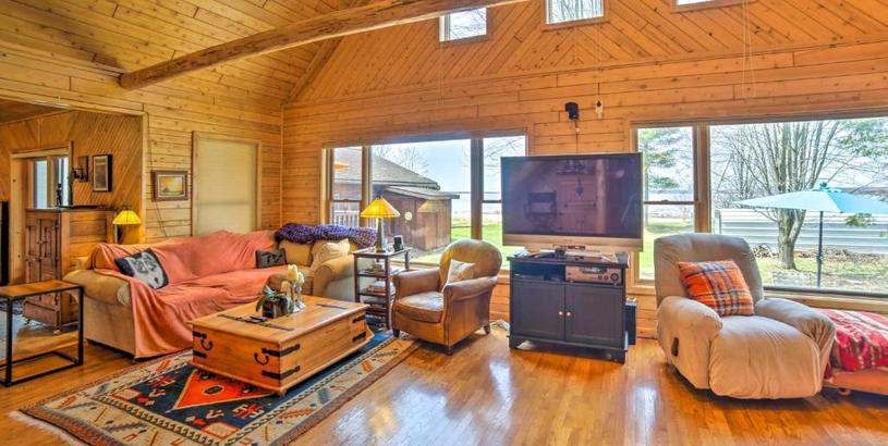 Дом отдыха Beachfront Lake Michigan Log Cabin with Sauna!