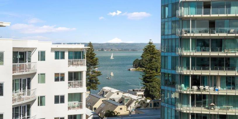 Apartments Superb Elevated Views of Harbour with Heated Pool, Gym & Parking