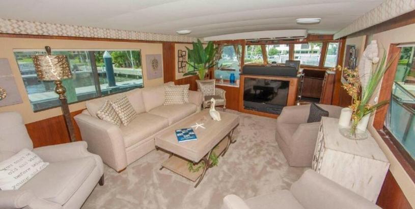Holiday home 63 foot Hetteras yacht for daily rental