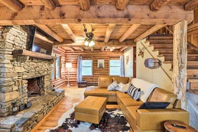 Дом отдыха Waynesville Cabin with Grill, Fire Pit, and Hot Tub!