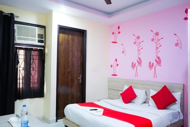 Hotel Roomshala 002 Hotel Rose Residency - Near Sector 9 Metro Station