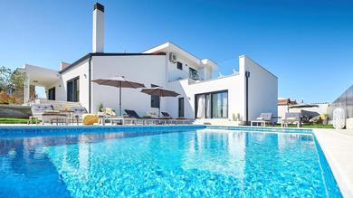Guest house Elegant Villa Dolcea with a swimming pool
