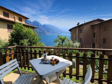 Apartments Discesa a Lago with terrace and garden on lake Iseo