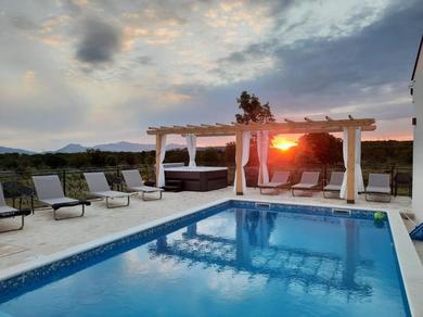 Lunika, luxury Villa with heated pool, jacuzzi and sauna