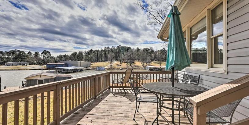 Holiday home Lake Sinclair Cottage with Deck and Boat Dock!