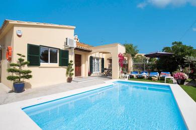 Шале Chalet with 2 bedrooms in Alcudia with wonderful lake view private pool and enclosed garden 700 m from the beach