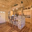 Дом отдыха Charming Show Low Cabin with Deck and Fireplace!