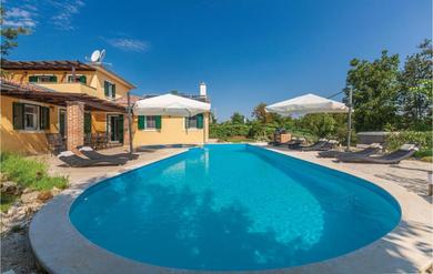 Holiday home Stunning Home In Rezanci With 4 Bedrooms, Jacuzzi And Outdoor Swimming Pool
