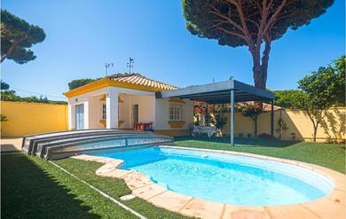  Nice home in Chiclana de la Fronter with WiFi, 3 Bedrooms and Outdoor swimming pool