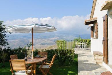 Apartments Cottage Assolata overlooking the Orcia valley in Tuscany