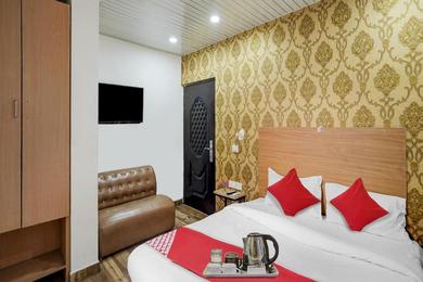 Hotel OYO Flagship R K Residency Near Jhilmil Metro Station