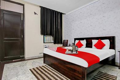Hotel Flagship Shelly Home Stay Near Tdi Mall