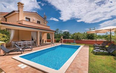 Holiday home Beautiful Home In Krvavici With 4 Bedrooms, Wifi And Outdoor Swimming Pool