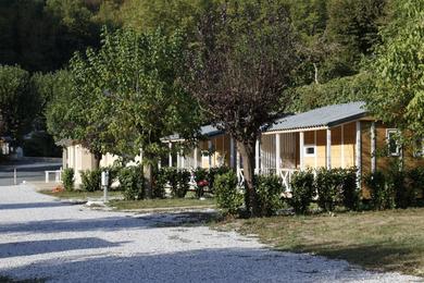 Кемпинг Camping Le Jardin 3 étoiles - chalets, bungalows et emplacements nus pour des vacances nature le long de la rivière le Gijou