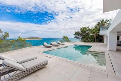 Seafront Villa with pool in Cala Vinyes
