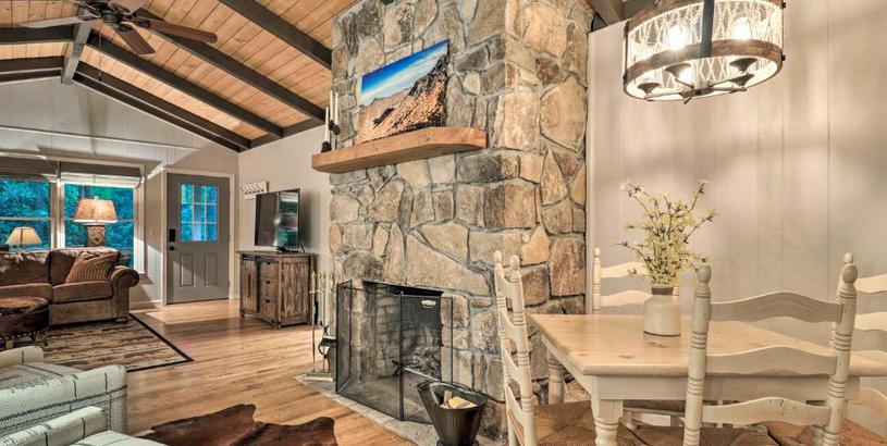 Дом отдыха Luxury Highlands Cottage with Deck and Fireplace!