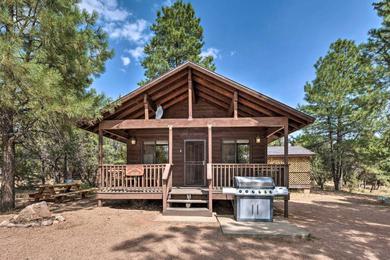 Cabin with Hot Tub and No Pet Fee Walk to Bison Ranch