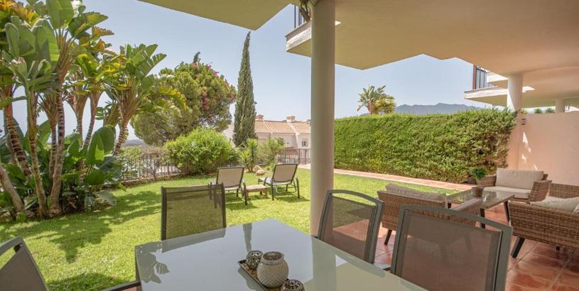 Apartments Sea view apartment with private garden and jacuzzi in Balcones del Lago, Istan