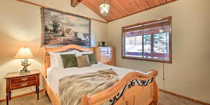 Дом отдыха Lake Arrowhead Cabin with Deck and Stunning Mtn Views!