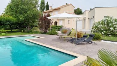 Holiday home Villa avec jardin ombragé, piscine et parking