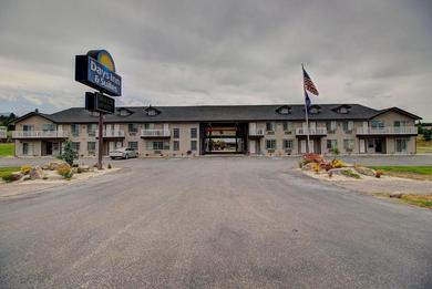 Отель Days Inn & Suites by Wyndham Lolo