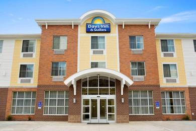 Отель Days Inn & Suites by Wyndham Caldwell