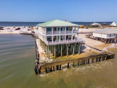 Дом отдыха Shamrock Shores Bottom Floor - Large gulf front deck and a private sea wall for fishing! Rent as a 4 or 6 bedroom! home