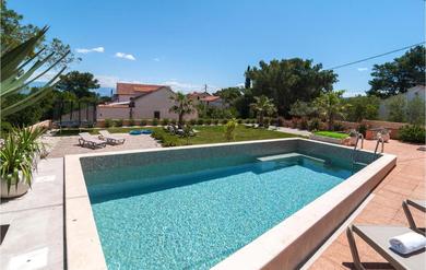 Holiday home Beautiful Home In Mudri Dolac With Sauna, Wifi And Outdoor Swimming Pool