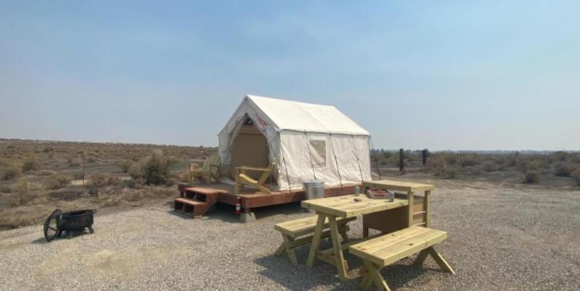 Luxury tent Tentrr Signature Site - Lakeview desert oasis- Soda Lake waterfront 2