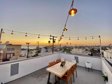 Дом отдыха Superb Long Beach House Steps to Sand w/ Roof Deck