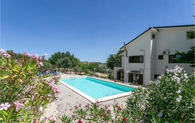 Holiday home Amazing home in Aragona with Outdoor swimming pool, WiFi and 5 Bedrooms